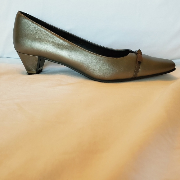 New Vaneli pewter dress shoe.  Size 8S. 1 3/4 heel - Picture 2 of 4